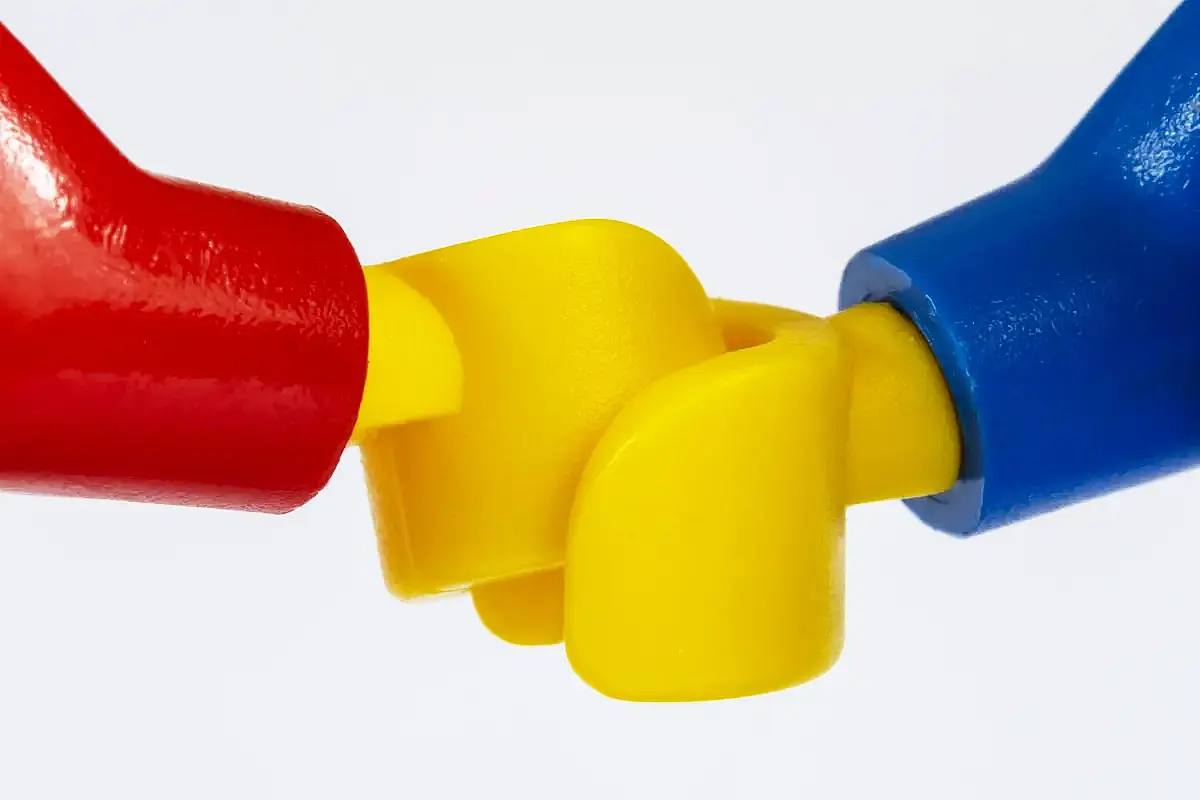 uścisk dłoni plastikowych ludzików lego